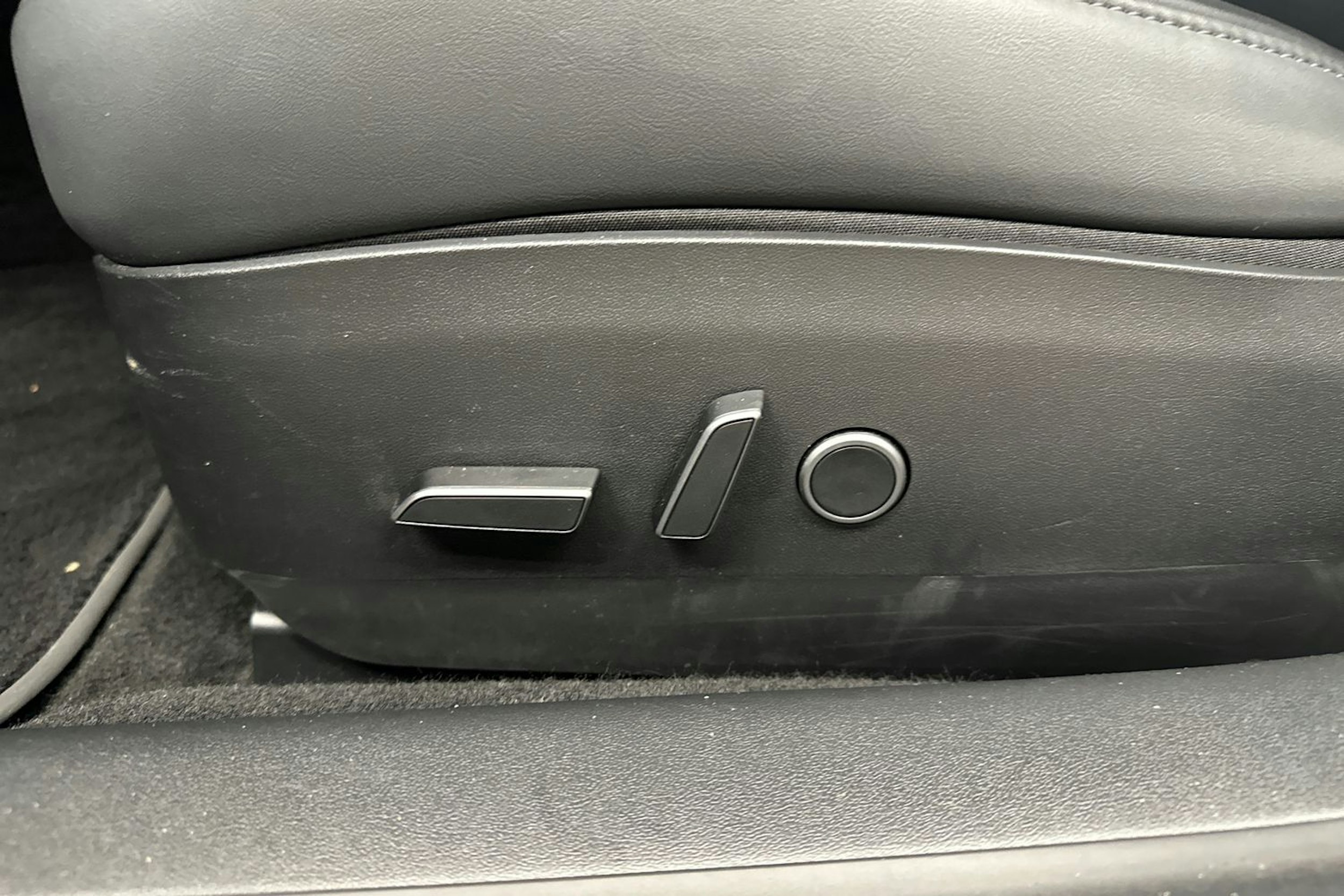 valkoinen Tesla Model 3 2022 kuva 23.