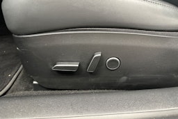 valkoinen Tesla Model 3 2022 kuva 23.
