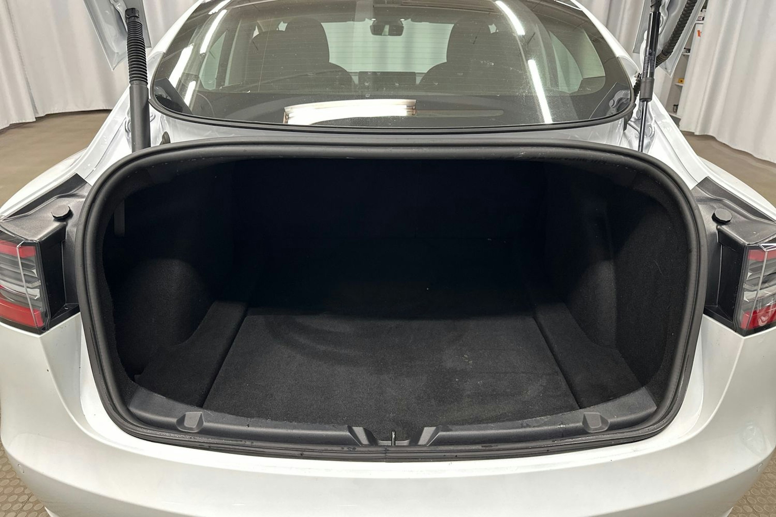 valkoinen Tesla Model 3 2022 kuva 24.