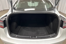 valkoinen Tesla Model 3 2022 kuva 24.