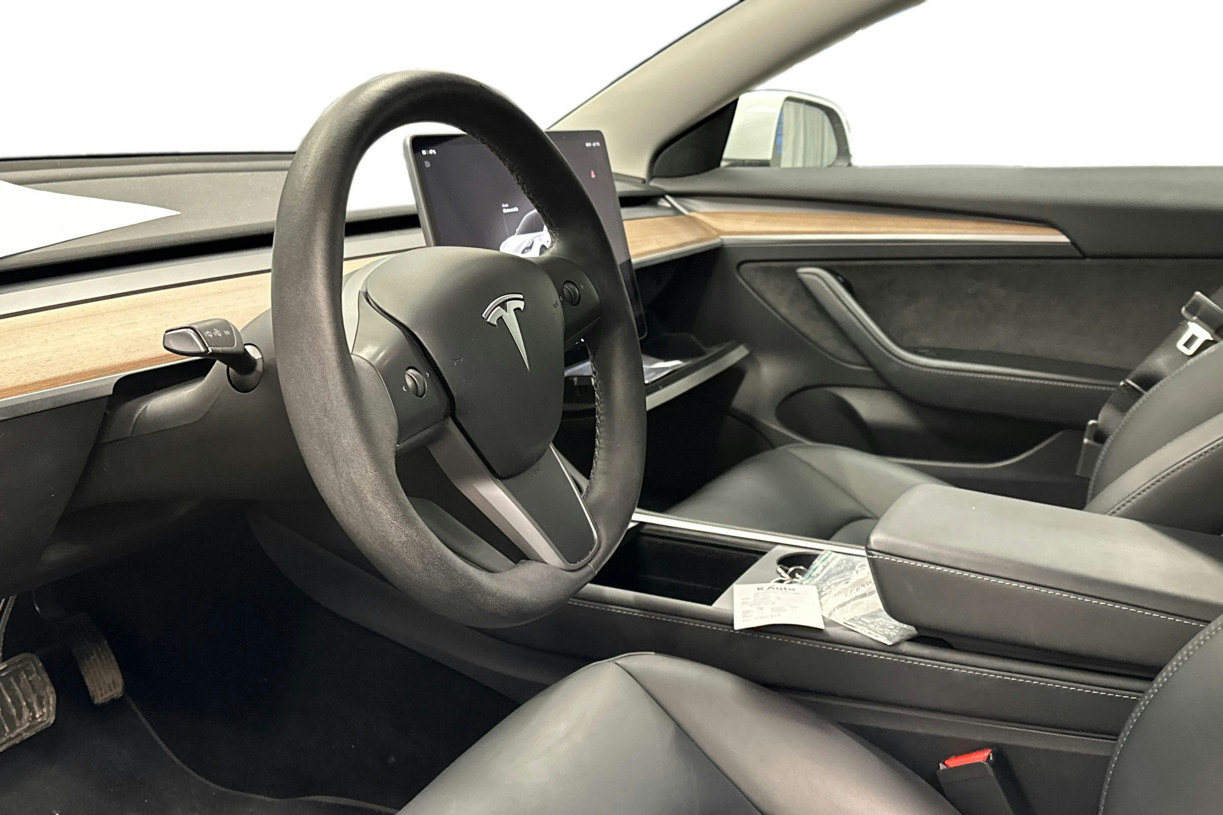 valkoinen Tesla Model 3 2023 kuva 3.