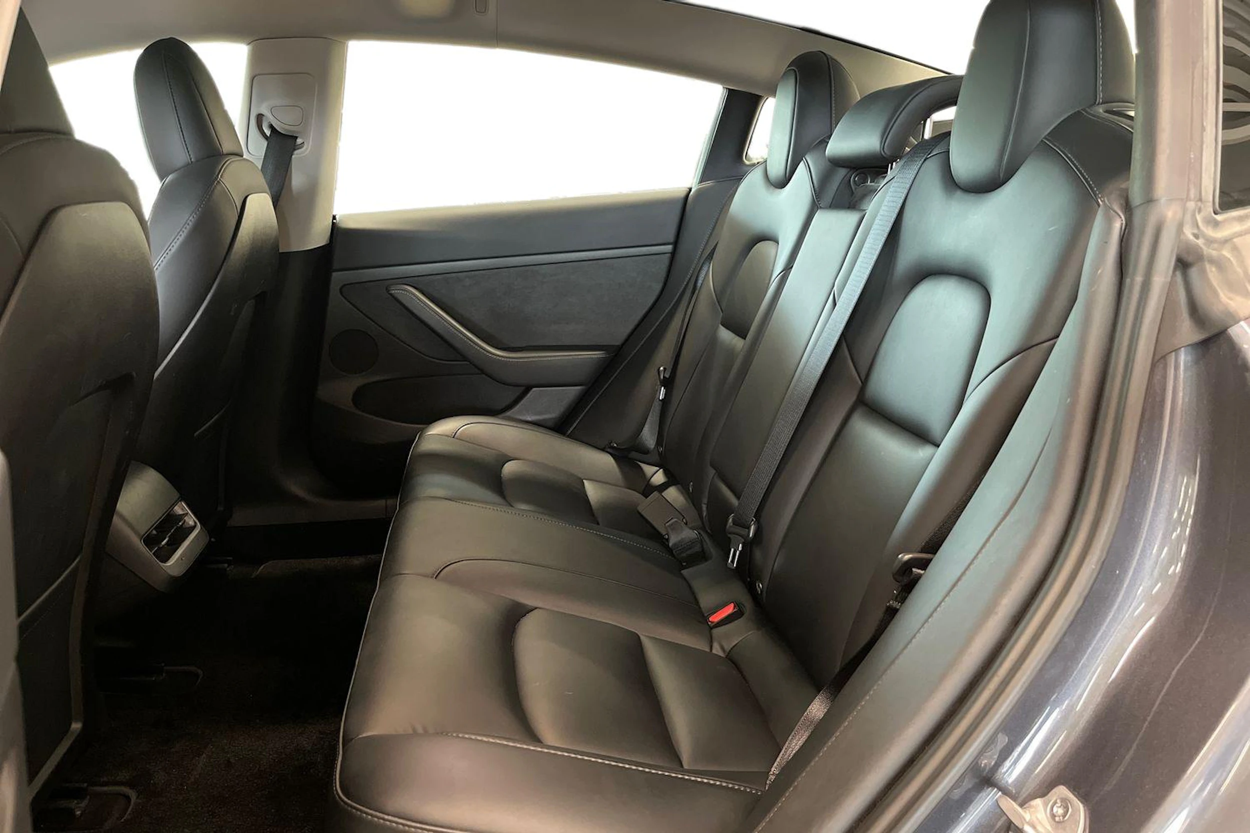 harmaa Tesla Model 3 2023 kuva 8.
