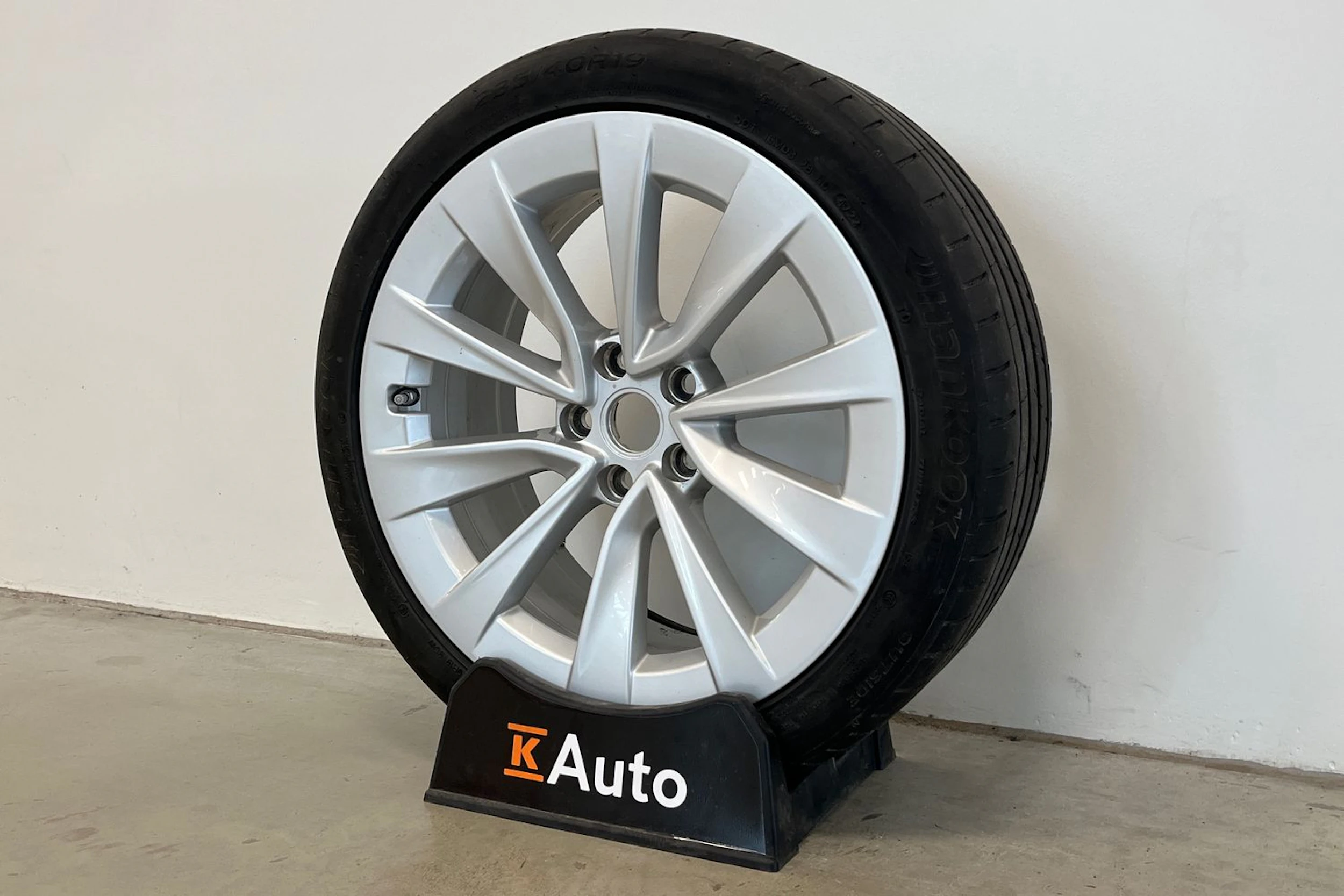 harmaa Tesla Model 3 2023 kuva 10.