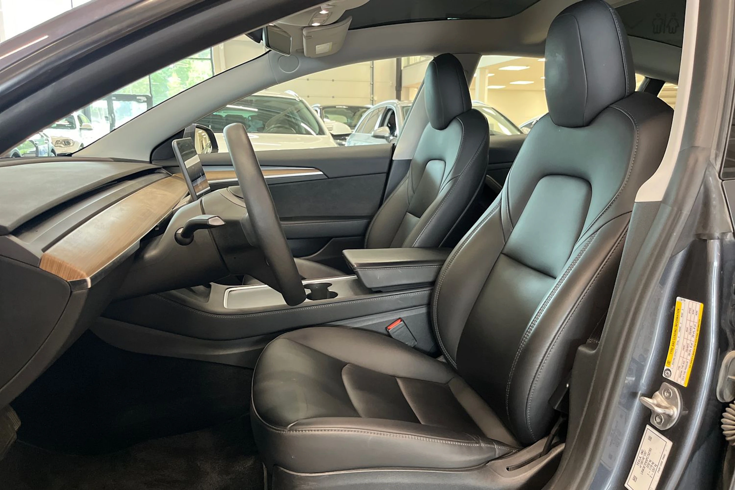 harmaa Tesla Model 3 2023 kuva 11.