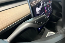 harmaa Tesla Model 3 2023 kuva 14.