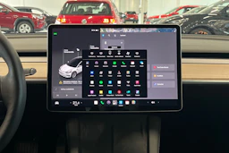 harmaa Tesla Model 3 2023 kuva 19.