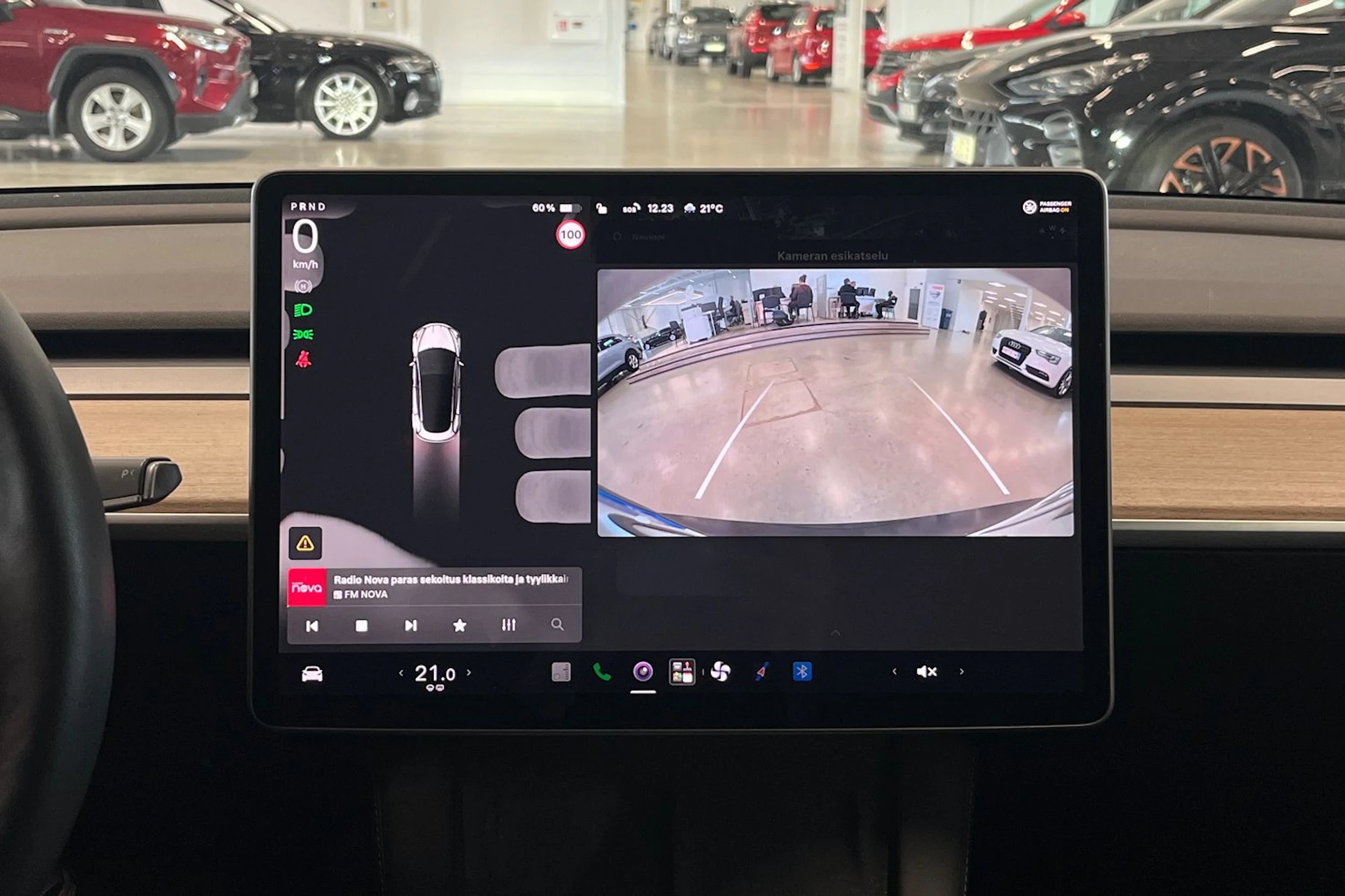 harmaa Tesla Model 3 2023 kuva 25.