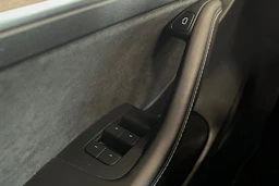 harmaa Tesla Model 3 2023 kuva 27.
