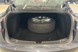 harmaa Tesla Model 3 2023 kuva 28.