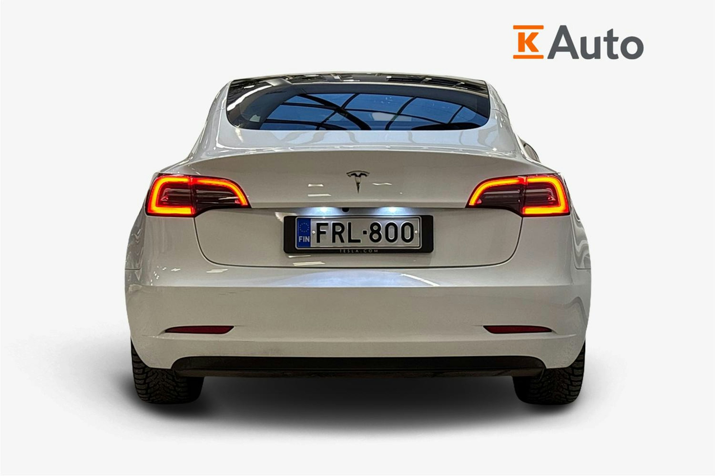 valkoinen Tesla Model 3 2023 kuva 3.