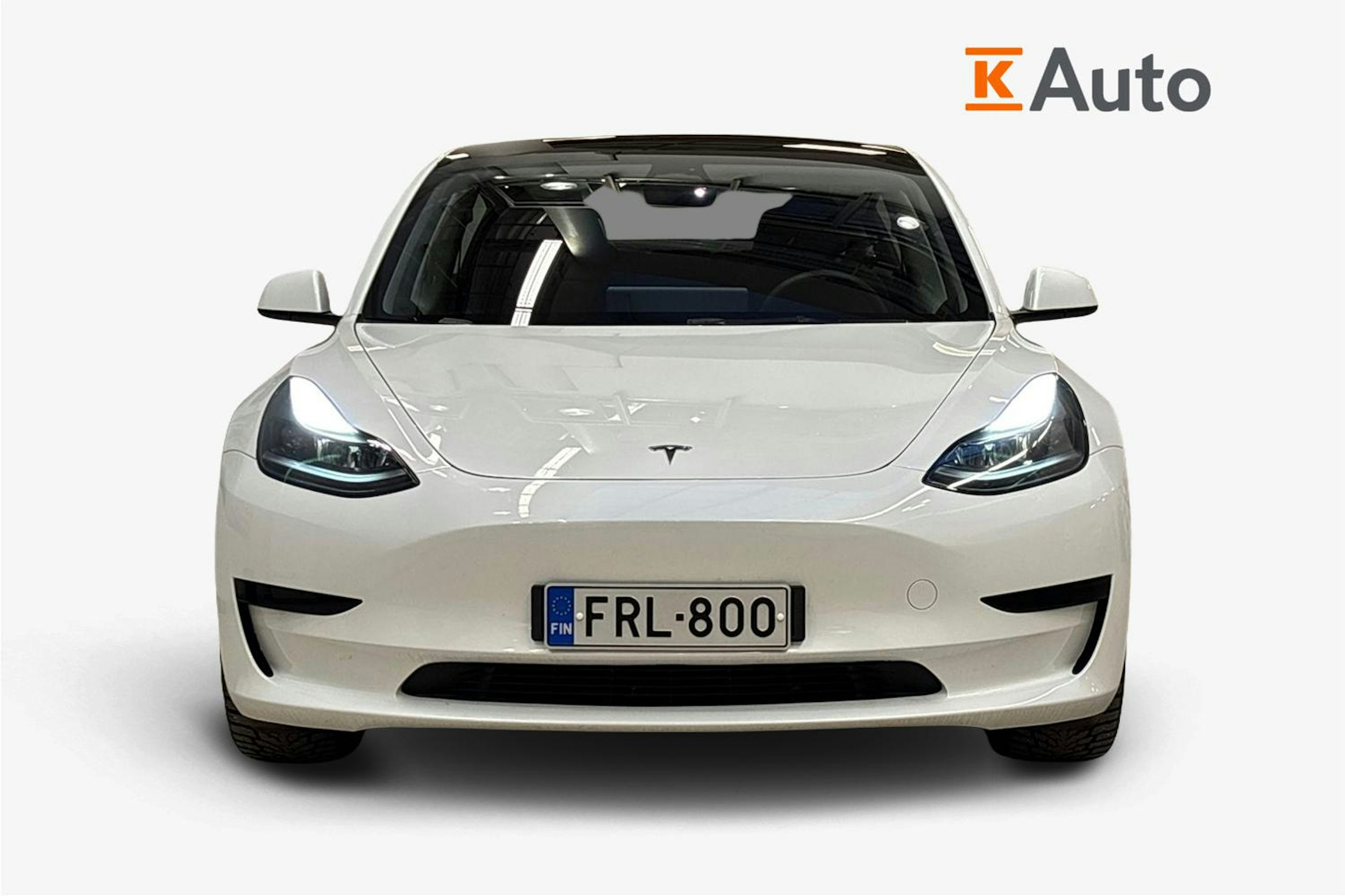 valkoinen Tesla Model 3 2023 kuva 5.