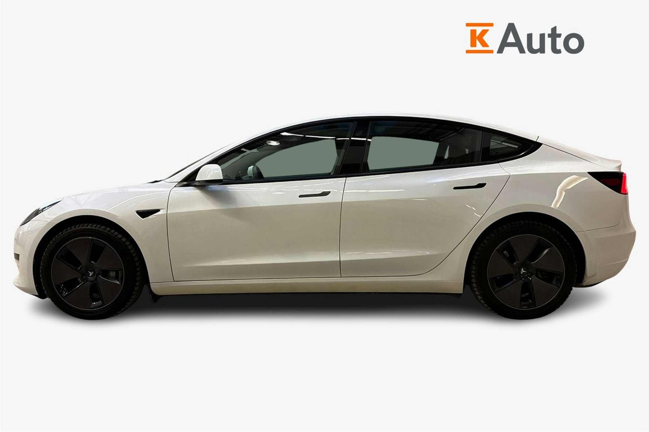 valkoinen Tesla Model 3 2023 kuva 6.