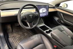 valkoinen Tesla Model 3 2023 kuva 7.