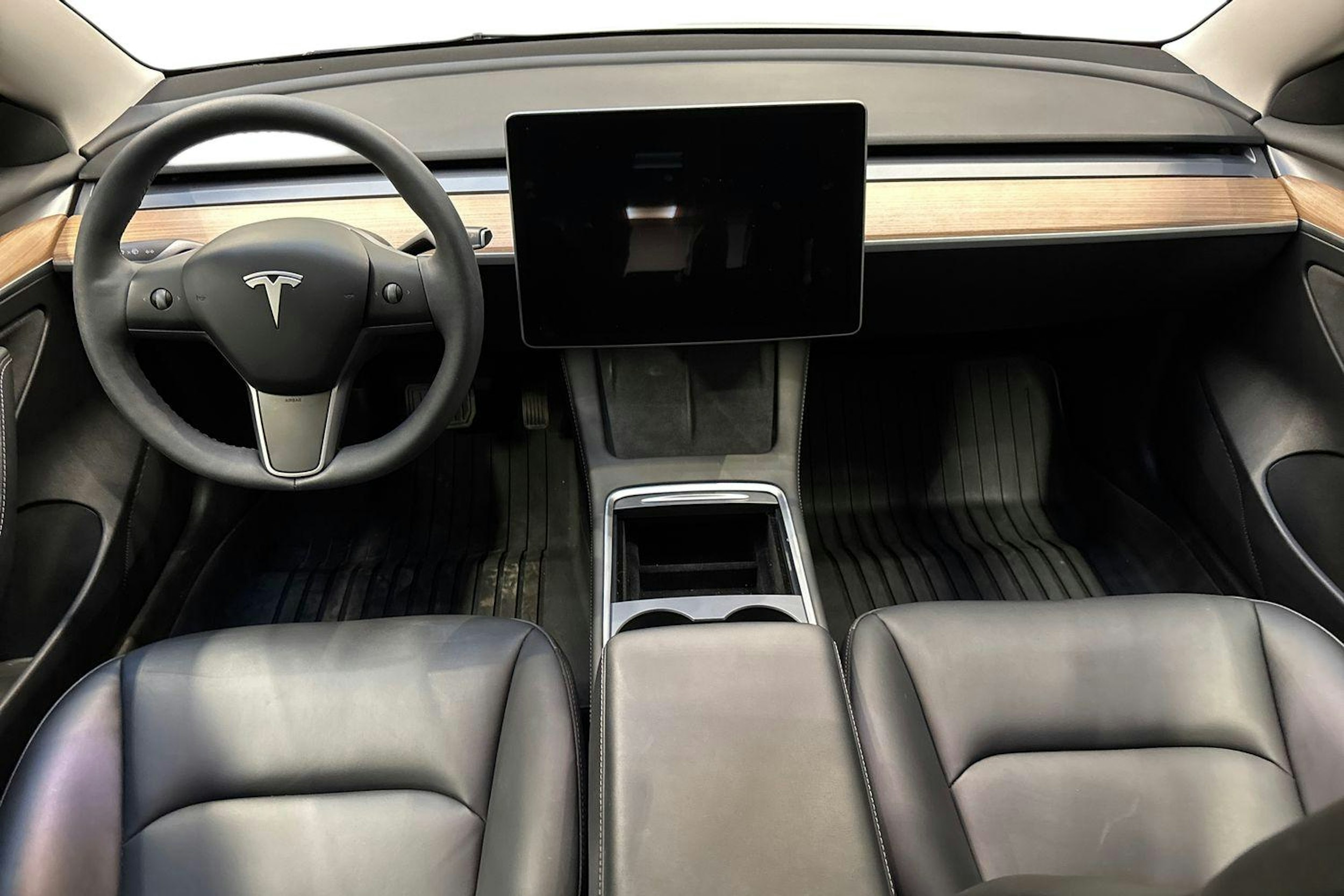 valkoinen Tesla Model 3 2023 kuva 9.
