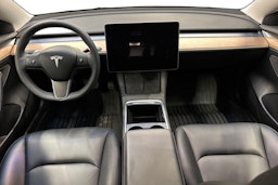 valkoinen Tesla Model 3 2023 kuva 9.