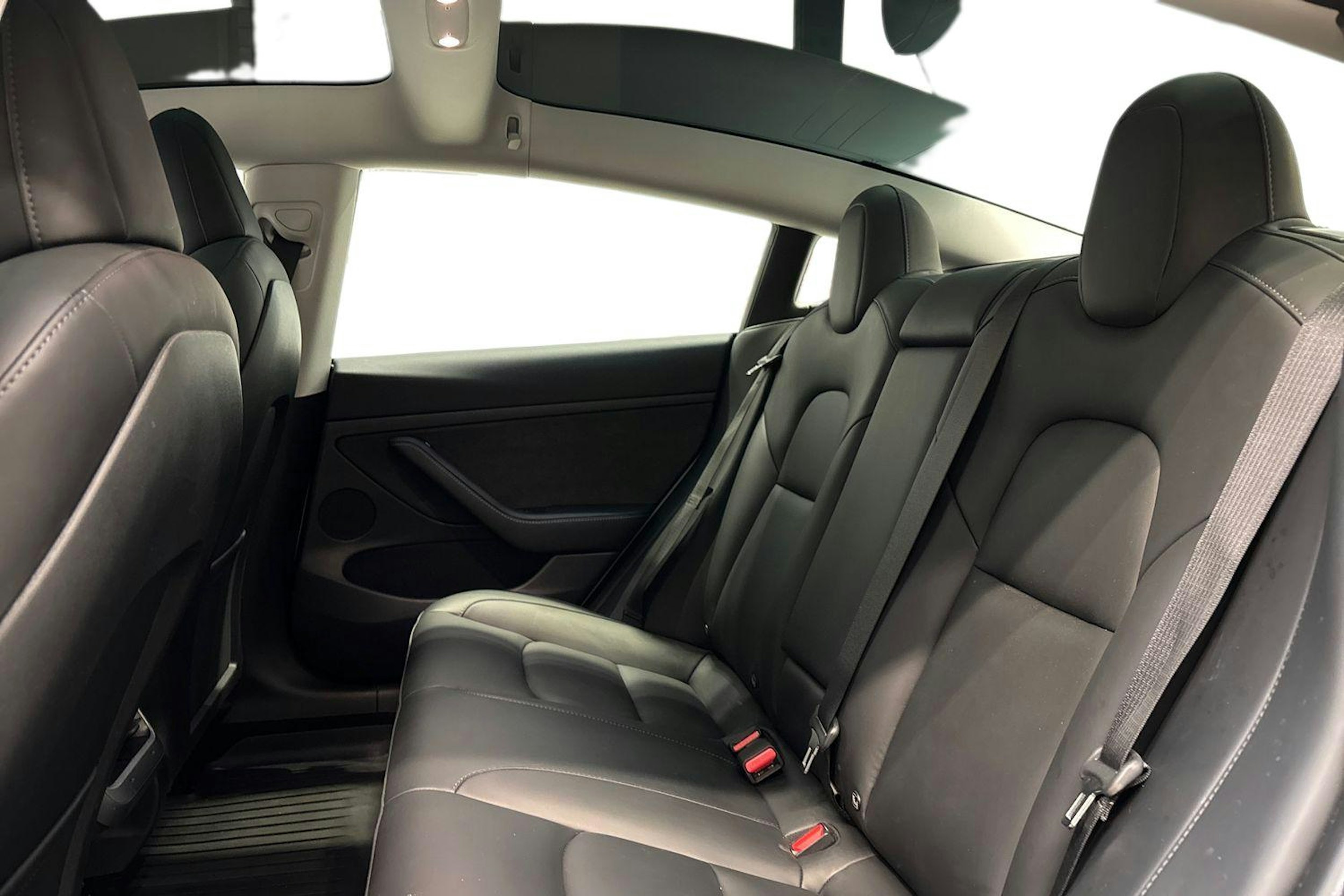 valkoinen Tesla Model 3 2023 kuva 10.