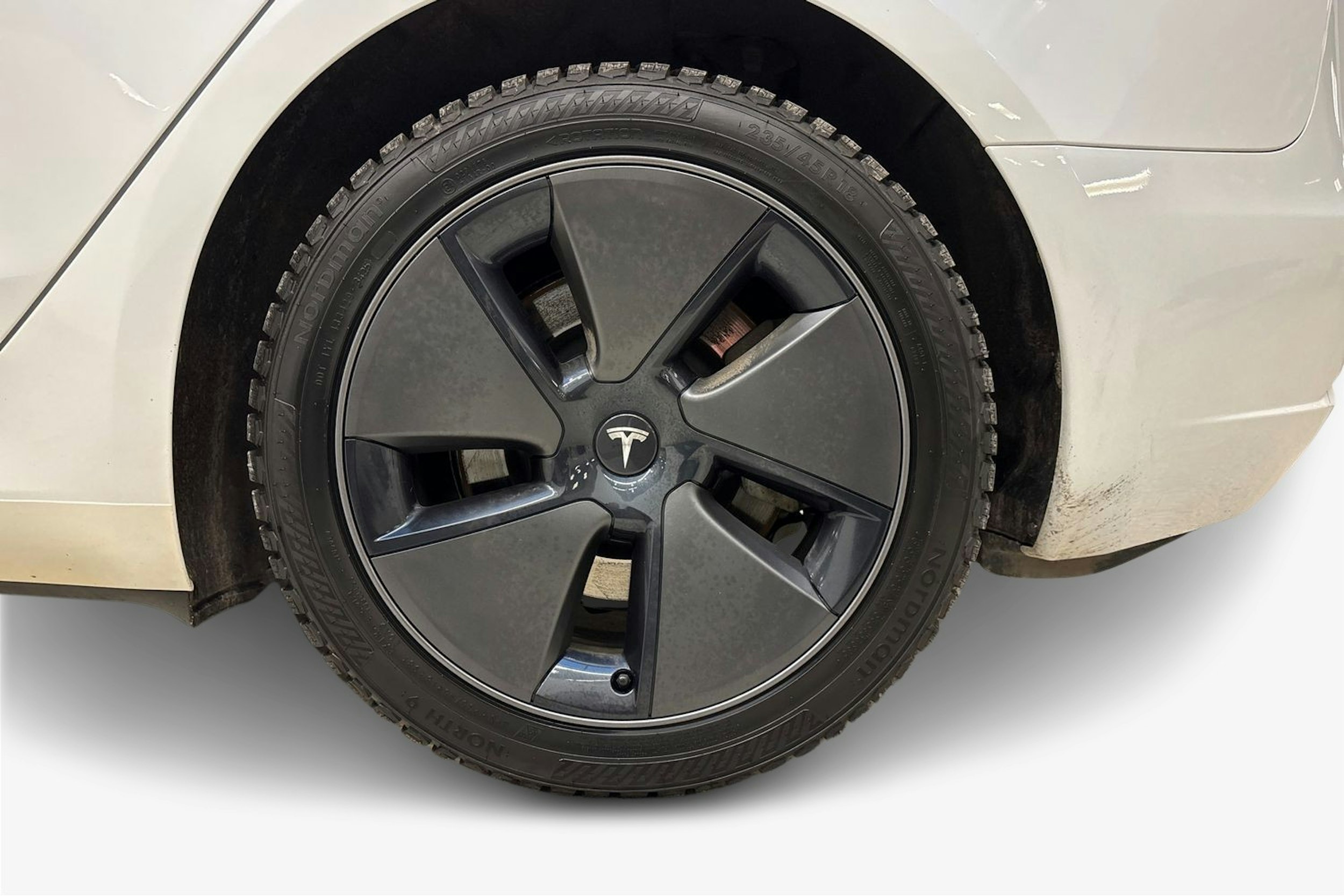 valkoinen Tesla Model 3 2023 kuva 11.