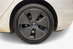 valkoinen Tesla Model 3 2023 kuva 11.