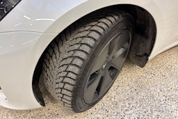 valkoinen Tesla Model 3 2023 kuva 13.