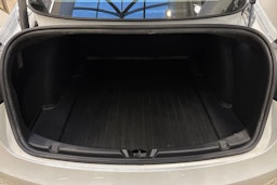 valkoinen Tesla Model 3 2023 kuva 14.