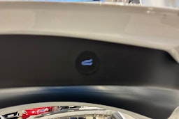 valkoinen Tesla Model 3 2023 kuva 15.