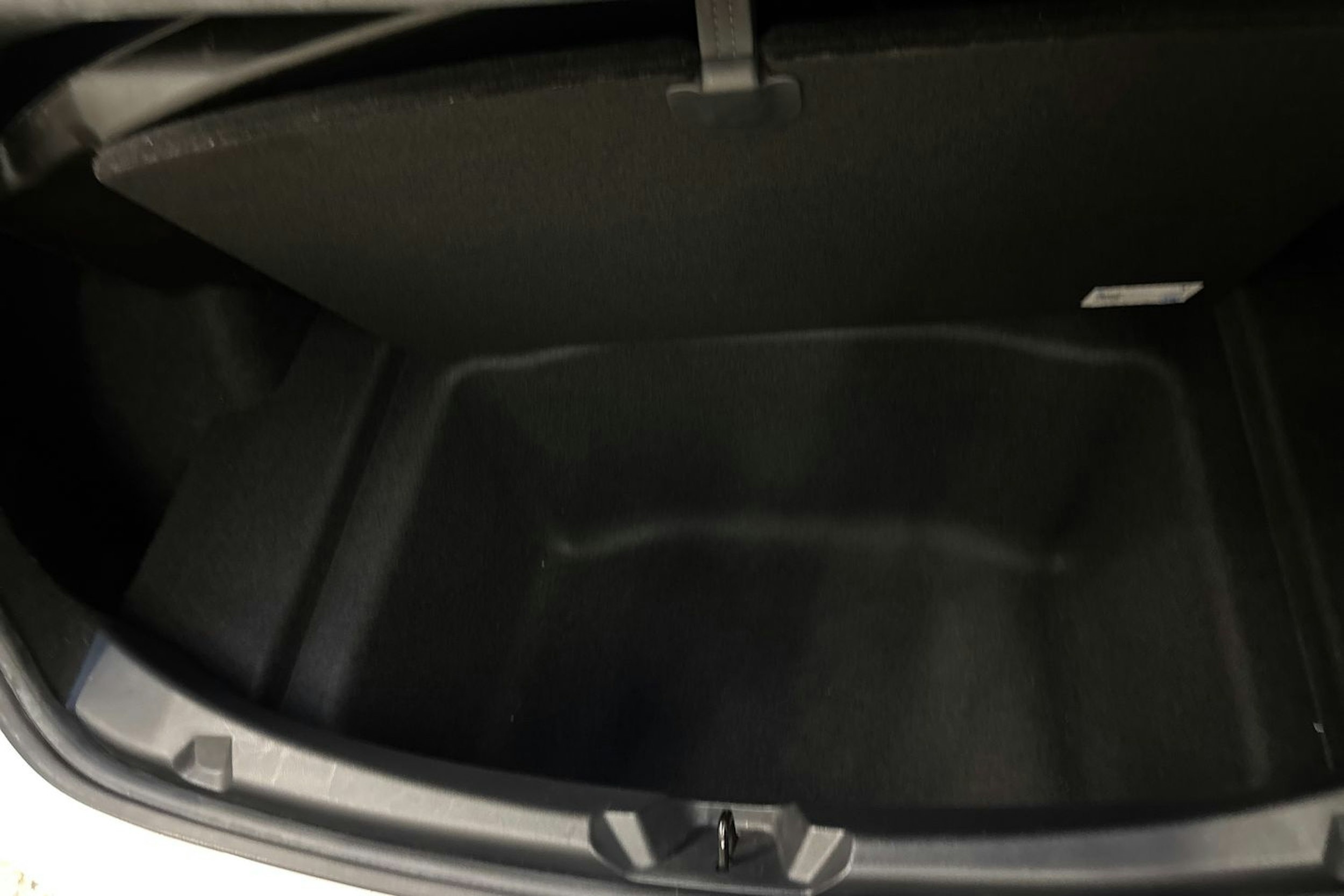 valkoinen Tesla Model 3 2023 kuva 16.