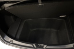 valkoinen Tesla Model 3 2023 kuva 16.