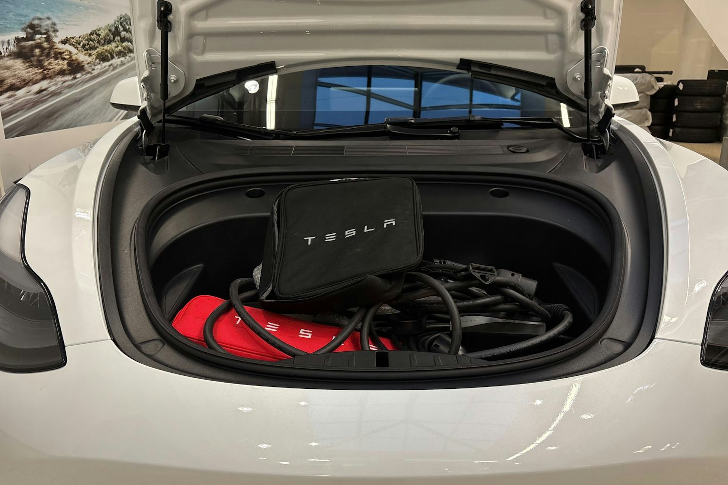 valkoinen Tesla Model 3 2023 kuva 17.