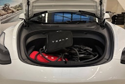 valkoinen Tesla Model 3 2023 kuva 17.