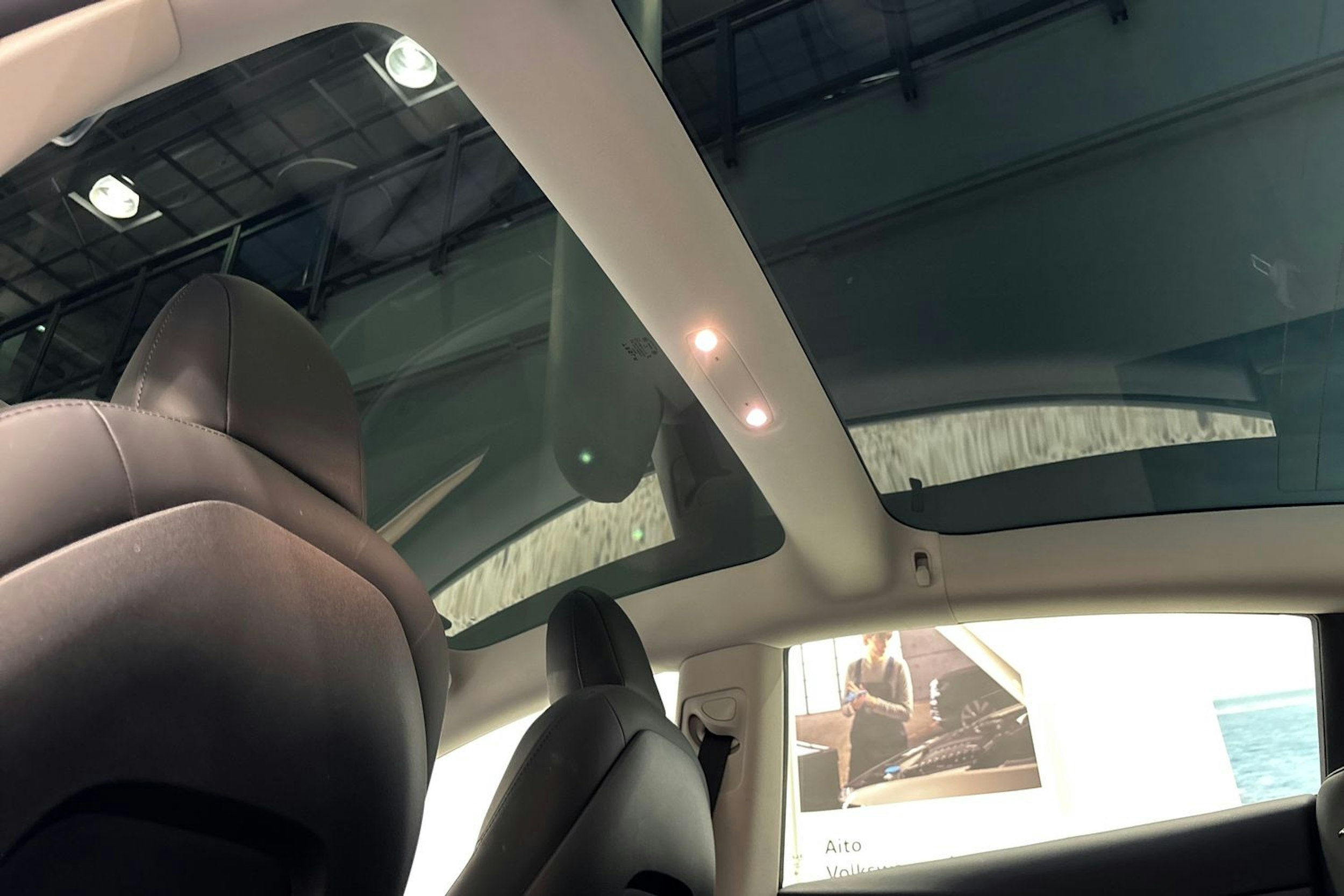 valkoinen Tesla Model 3 2023 kuva 18.