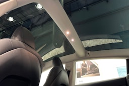 valkoinen Tesla Model 3 2023 kuva 18.