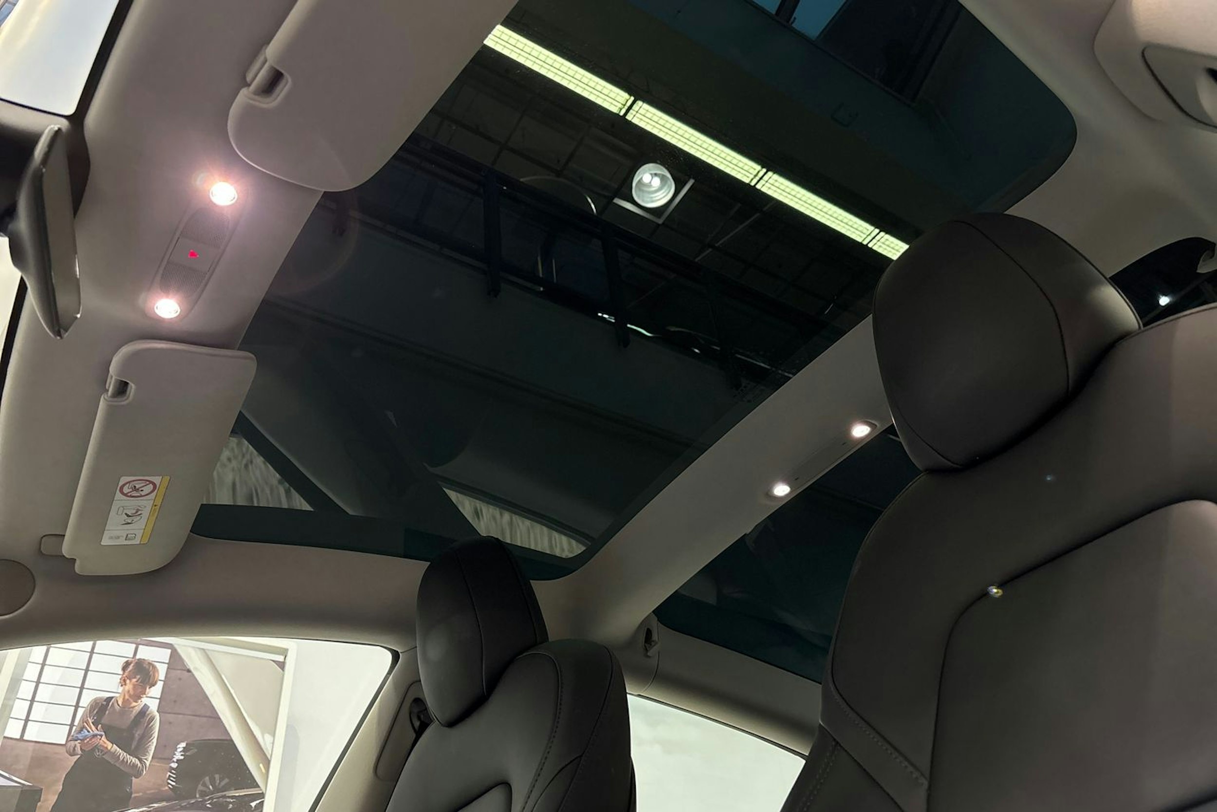 valkoinen Tesla Model 3 2023 kuva 19.