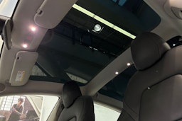 valkoinen Tesla Model 3 2023 kuva 19.