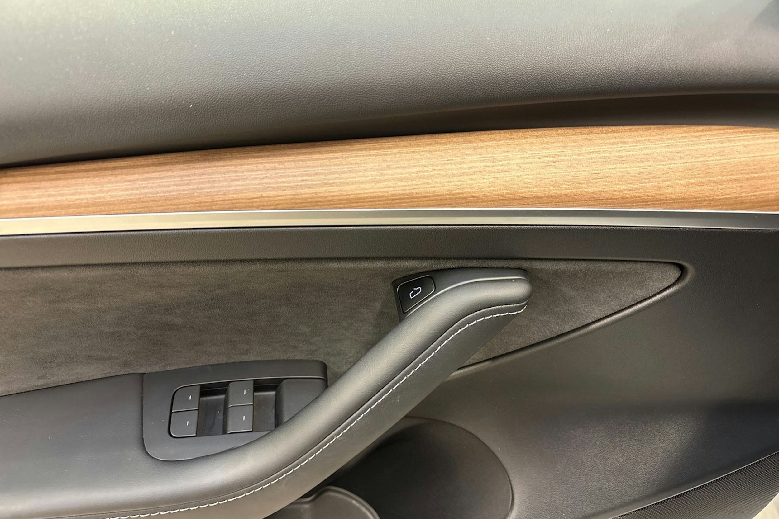 valkoinen Tesla Model 3 2023 kuva 20.