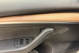 valkoinen Tesla Model 3 2023 kuva 20.