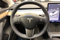 valkoinen Tesla Model 3 2023 kuva 21.