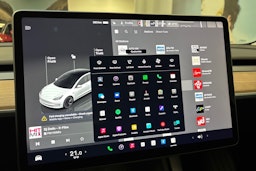 valkoinen Tesla Model 3 2023 kuva 23.