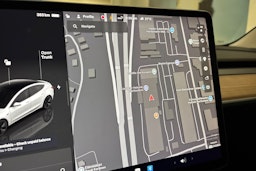 valkoinen Tesla Model 3 2023 kuva 24.