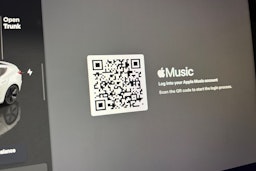 valkoinen Tesla Model 3 2023 kuva 25.