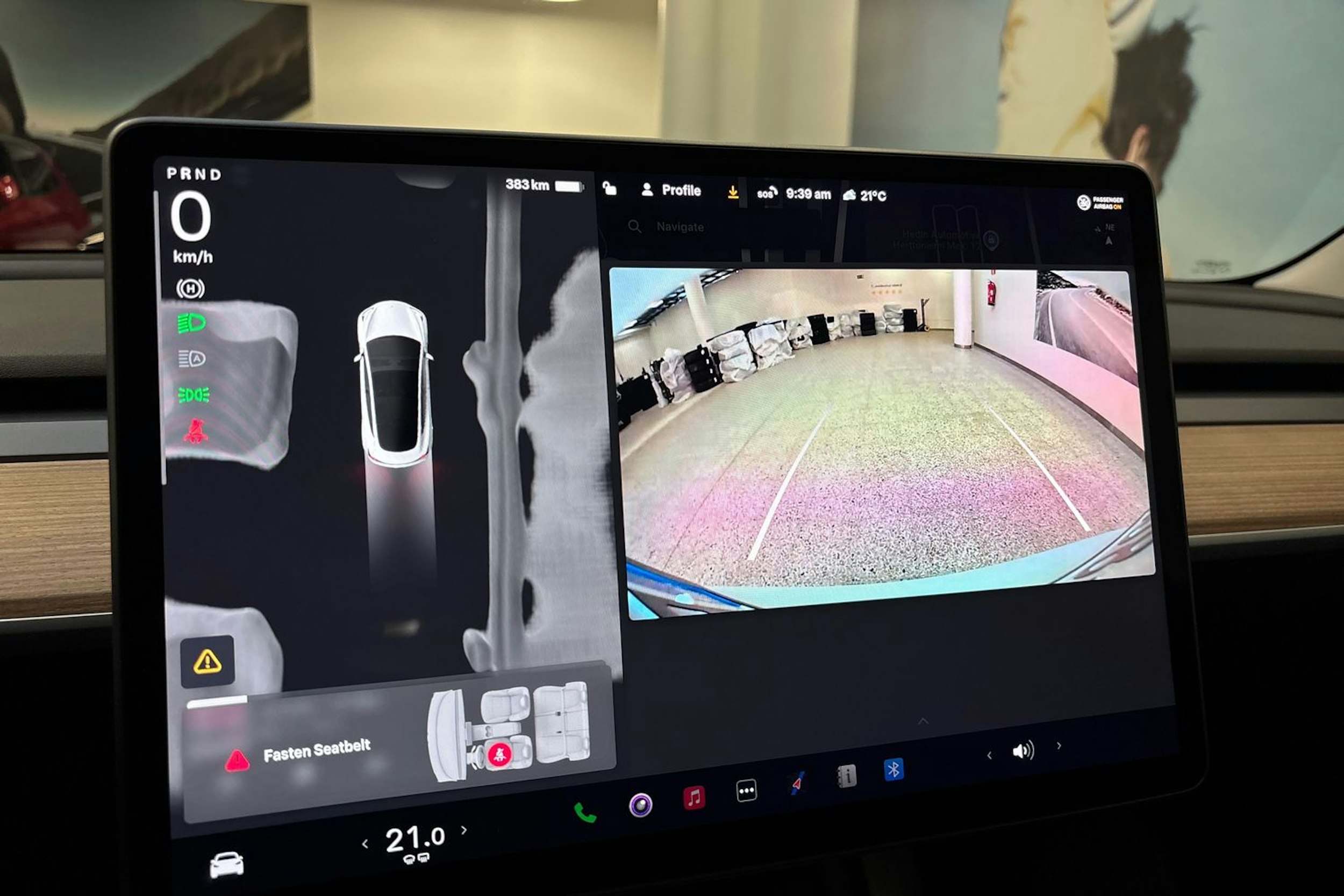 valkoinen Tesla Model 3 2023 kuva 26.