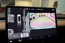 valkoinen Tesla Model 3 2023 kuva 26.