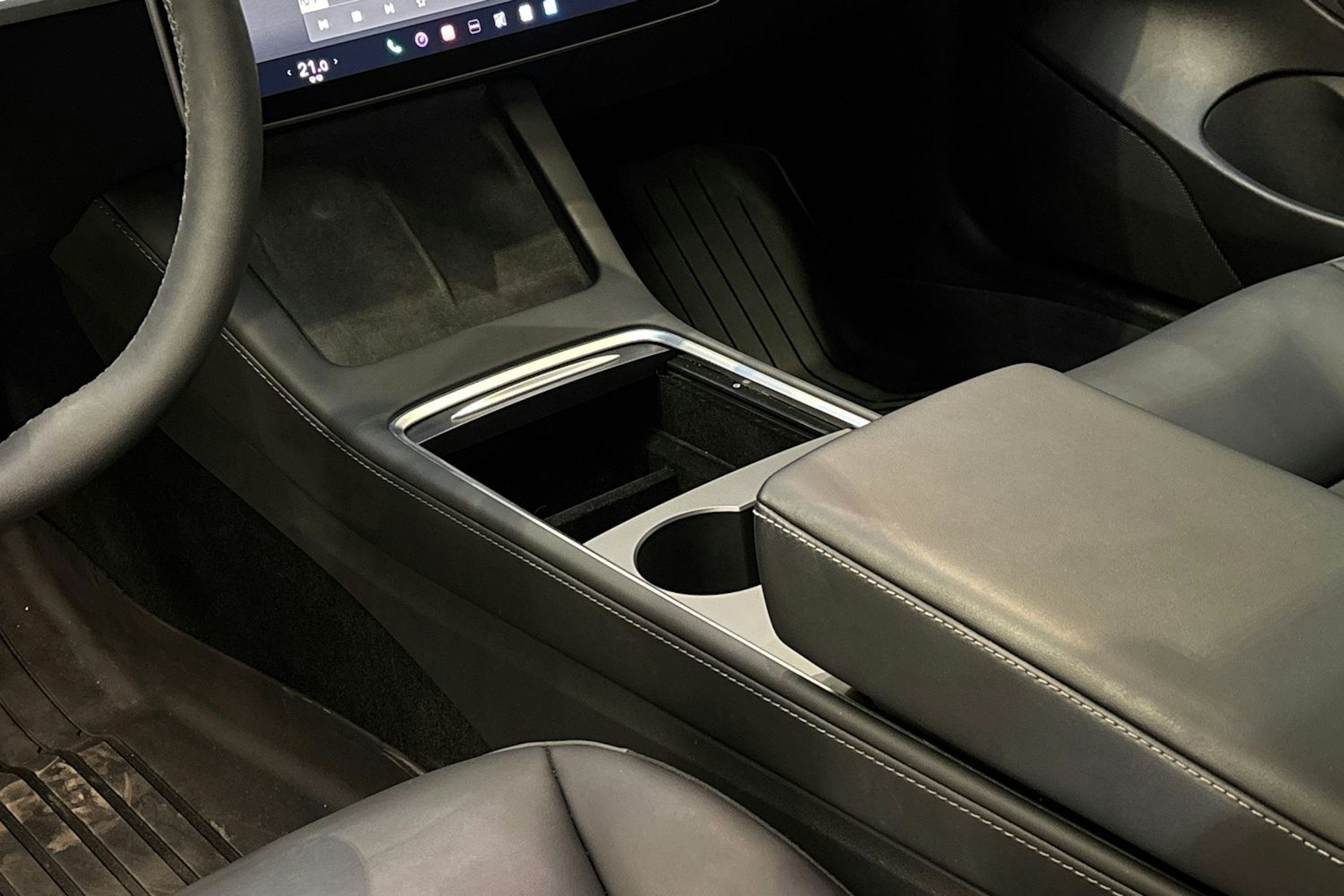 valkoinen Tesla Model 3 2023 kuva 27.