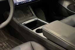 valkoinen Tesla Model 3 2023 kuva 27.