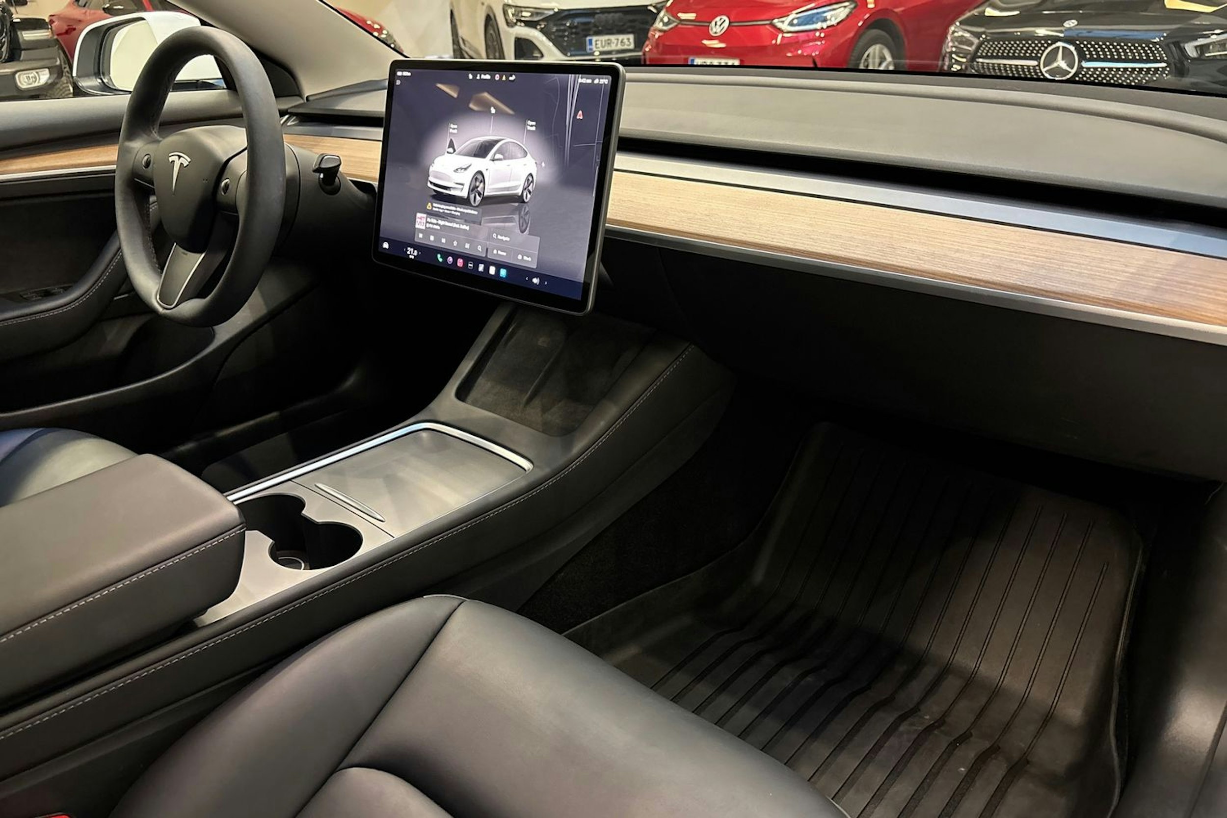 valkoinen Tesla Model 3 2023 kuva 28.