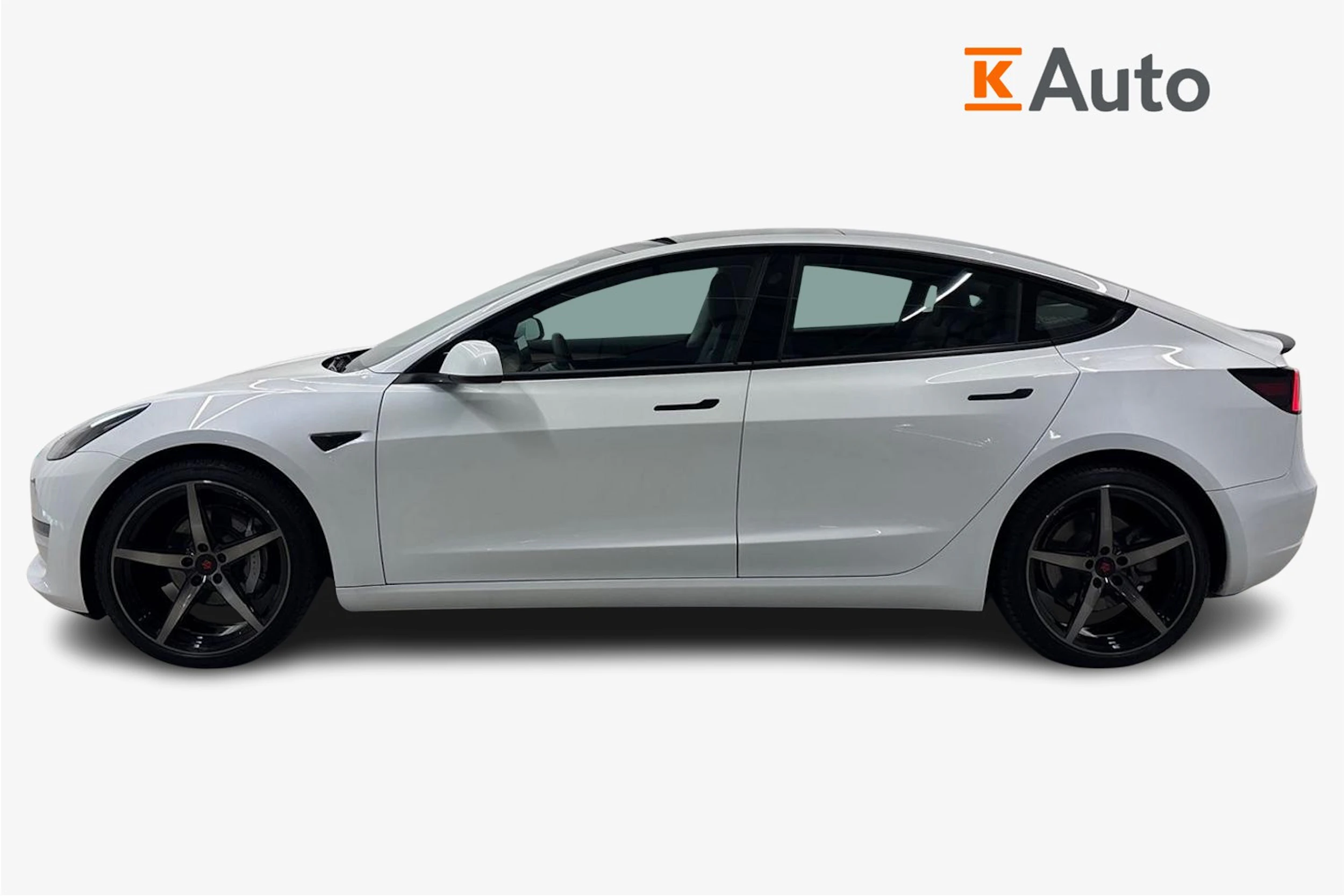 valkoinen Tesla Model 3 2023 kuva 5.