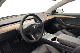 valkoinen Tesla Model 3 2023 kuva 6.