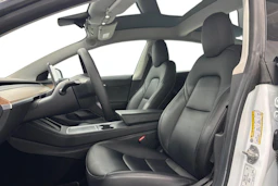 valkoinen Tesla Model 3 2023 kuva 8.