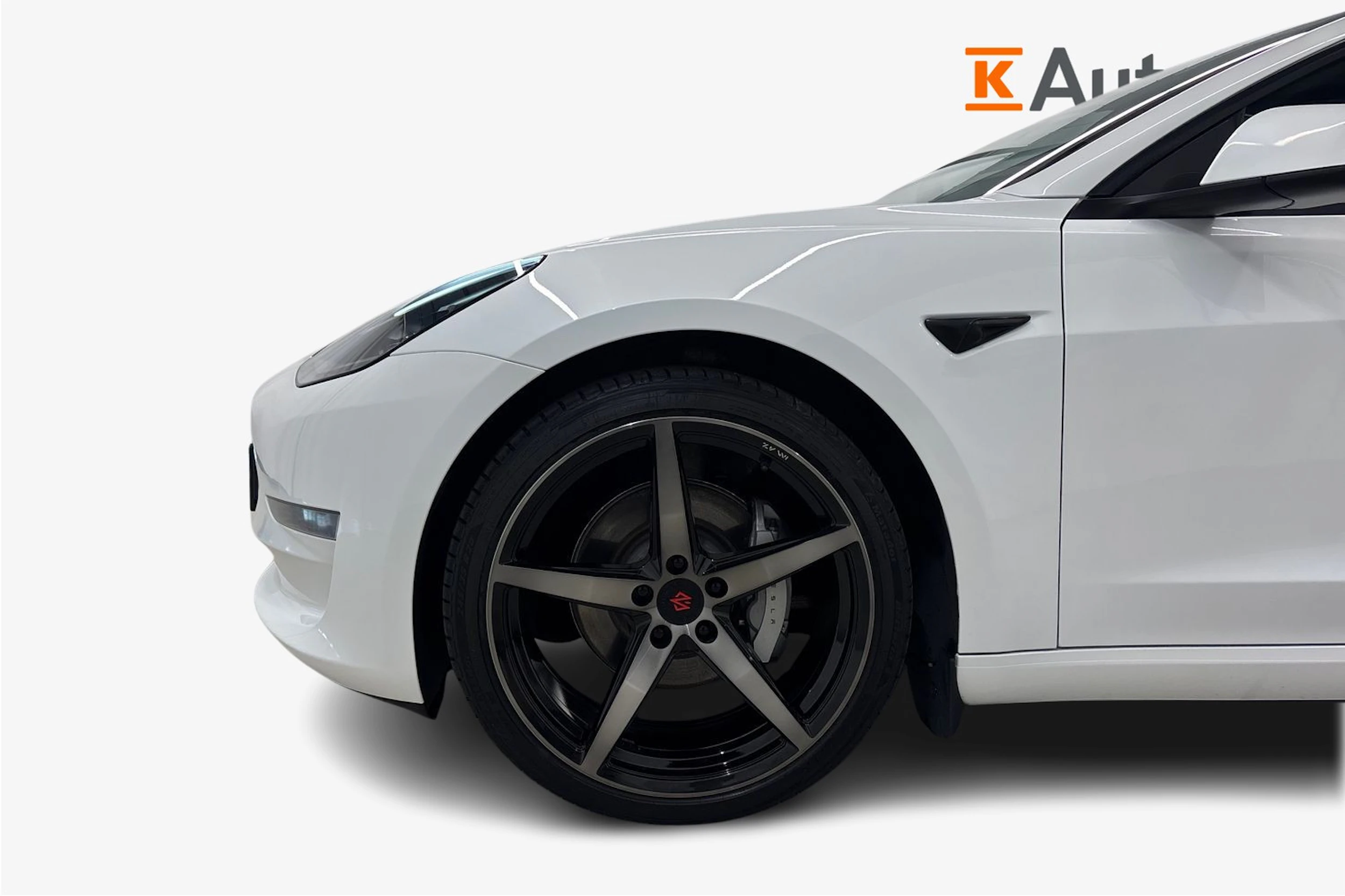 valkoinen Tesla Model 3 2023 kuva 9.