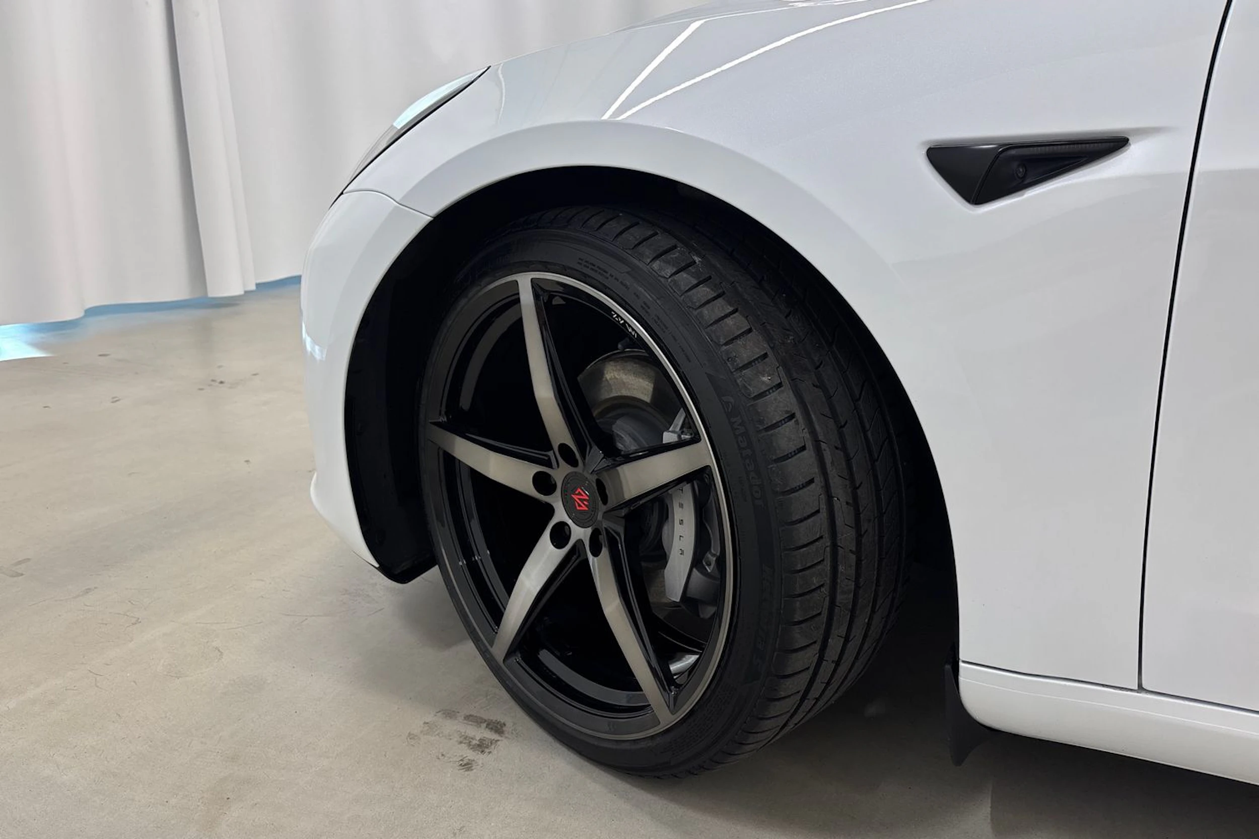 valkoinen Tesla Model 3 2023 kuva 10.