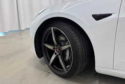 valkoinen Tesla Model 3 2023 kuva 10.